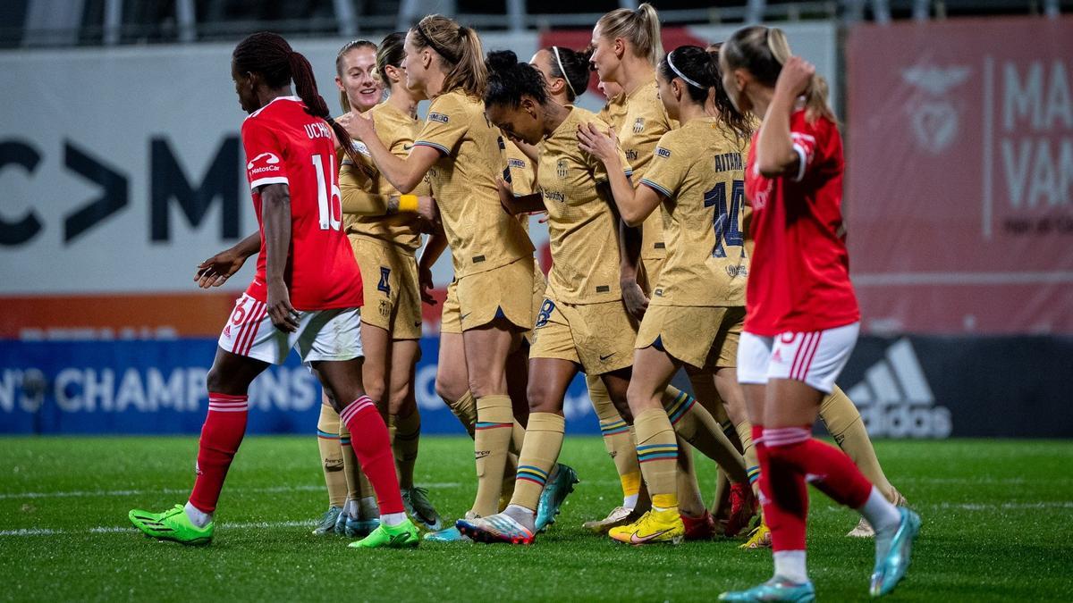 Las futbolistas del Barça celebran el gol de Irene Paredes ante el Benfica