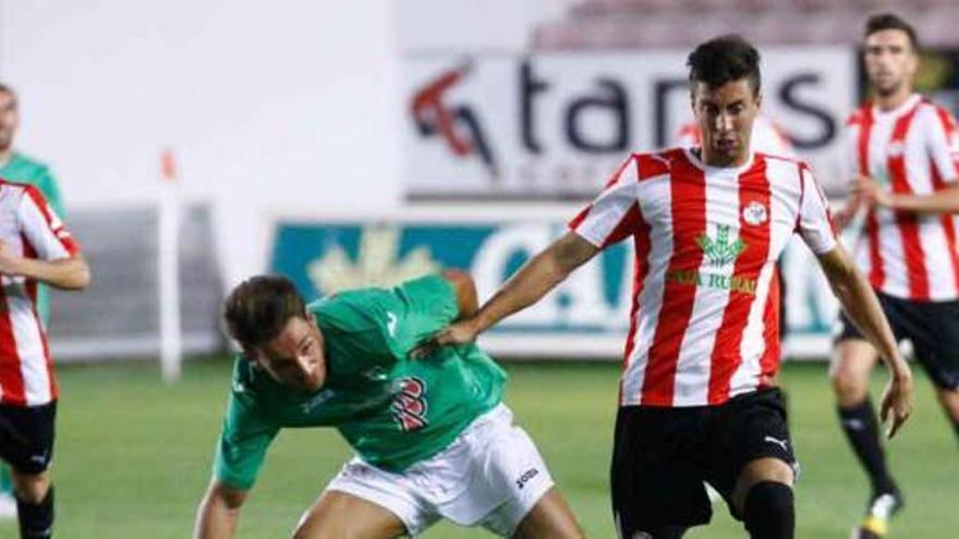 Coque trata de proteger el balón en el encuentro de la primera jornada ante Guijuelo.