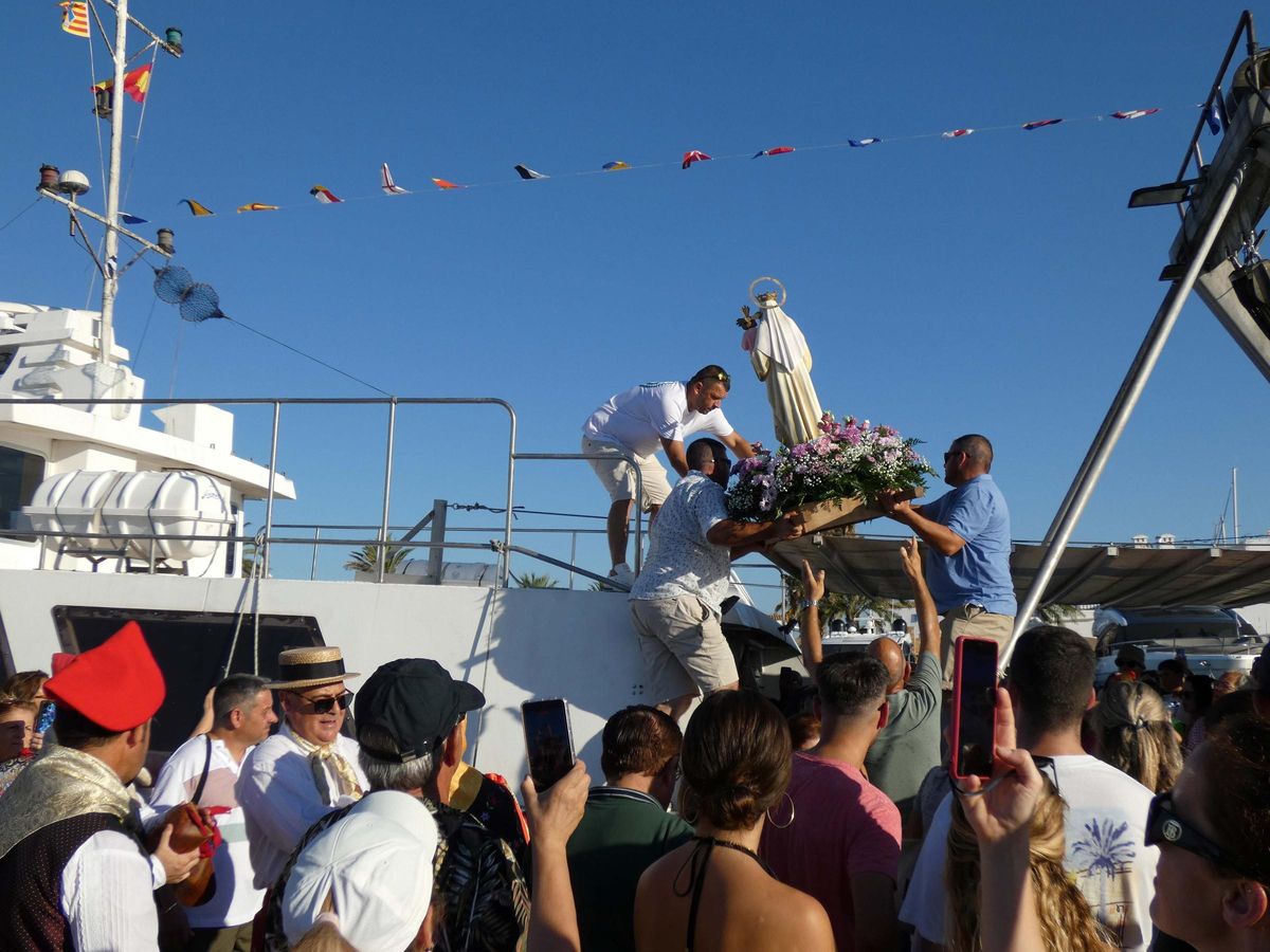 La imagen de la Virgen es izada a bordo del pesquero