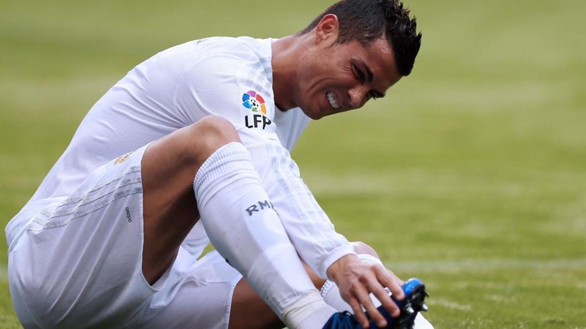 Cristiano se duele del pie derecho tras sufrir un pisotón