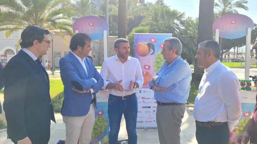 El consejero en funciones, Antonio Luengo, durante el acto de presentación de la campaña de promoción de fruta de la Región entre los turistas.