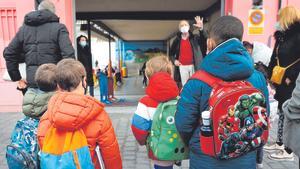 Alumnos aguardan en la puerta de un colegio de Madrid.