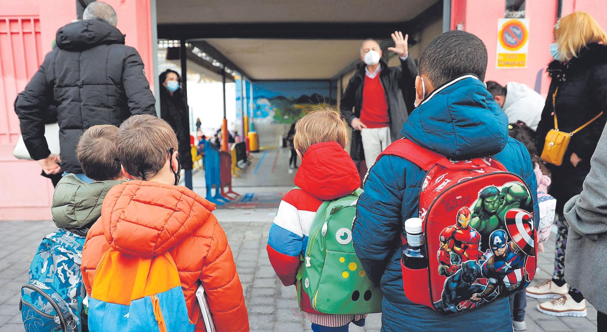 Alumnos aguardan en la puerta de un colegio de Madrid