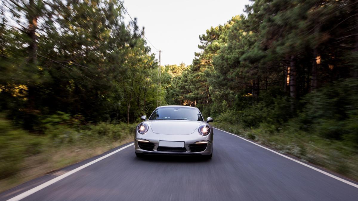 La nueva pegatina roja que comenzará a aparecer en algunos coches en 2026 y que no tiene nada que ver con la contaminación del vehículo