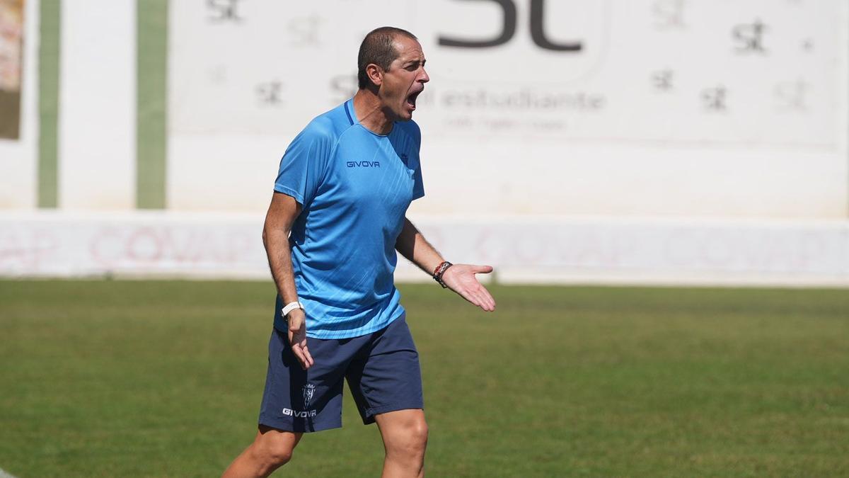 Diego Caro reclama intensidad a sus futbolistas durante un encuentro del Córdoba CF B.