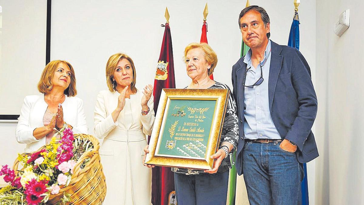 La mujer y el hijo de Lorenzo Castillo recogen el reconocimiento póstumo.