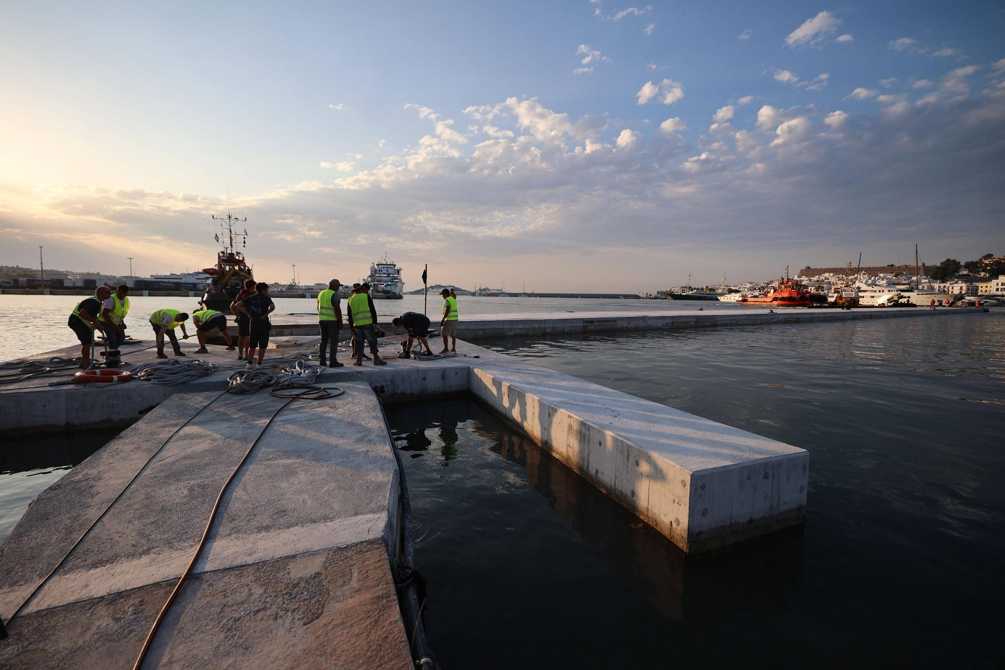 Todas las fotos de la llega al puerto de Ibiza el dique flotante del Port Nàutic Ibiza