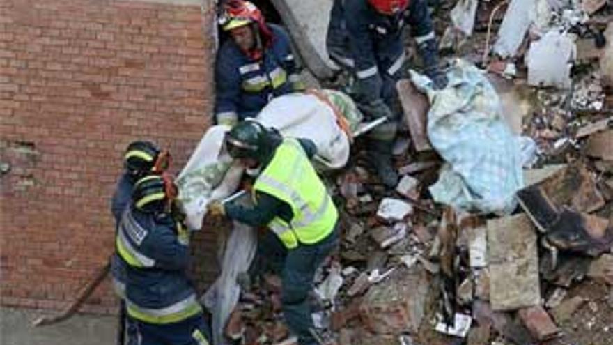 Los equipos de rescate buscan a dos personas en los sótanos del edificio derrumbado ayer en Palencia