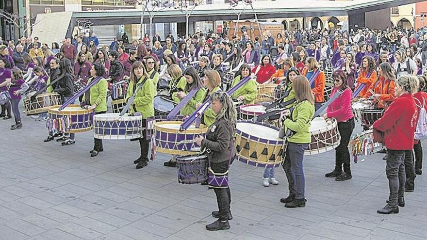 125 mujeres y niñas de la provincia dan vida a una tamborrada histórica en Vila-real