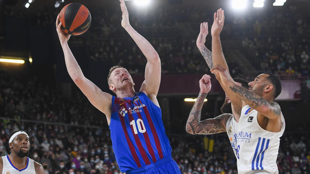 Rolands Smits trata de anotar en uno de los partidos de este curso entre el Barça y el Madrid