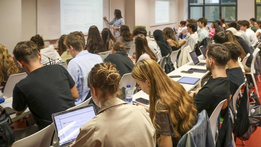 ADE, Turismo y Dirección Hotelera, los grados con menor presencia del catalán en la UIB