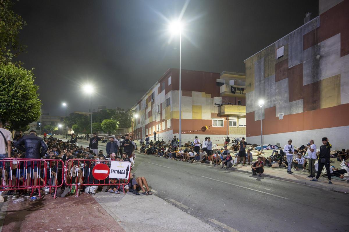 Decenas de migrantes siguen durmiendo en los alrededores de Loma Colmenar (Ceuta) Decenas de migrantes siguen durmiendo en los alrededores de Loma Colmenar (Ceuta)