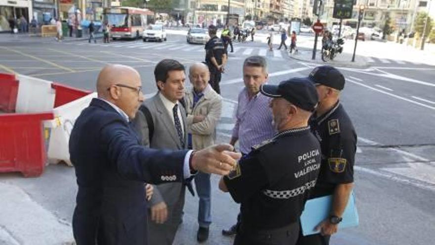 Los falleros y los agentes de la Policía Local, en San Agustín.