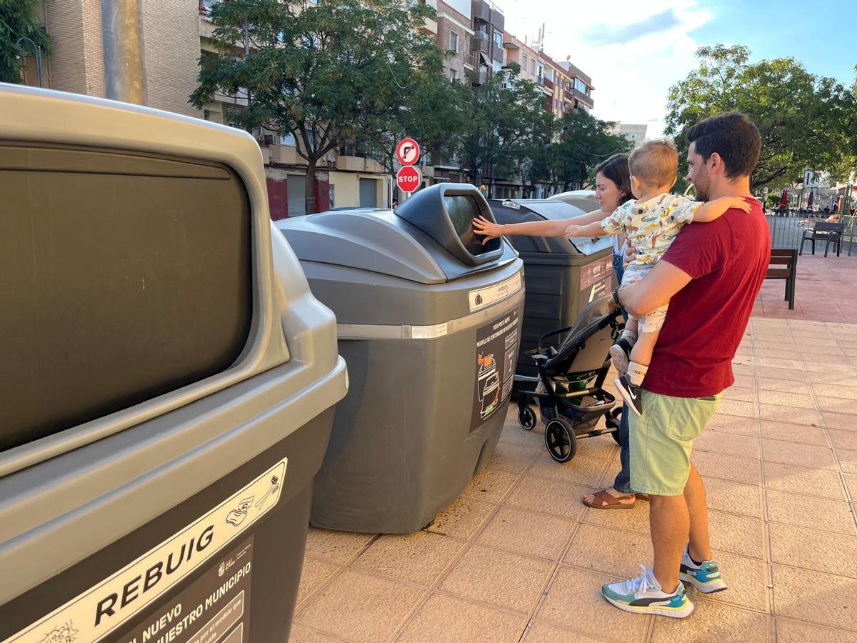 El municipio elige los nuevos modelos de contenedores.