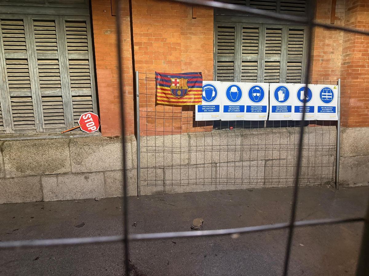 Una bandera del Barcelona sorprende en una valla de la obra del Calatrava.