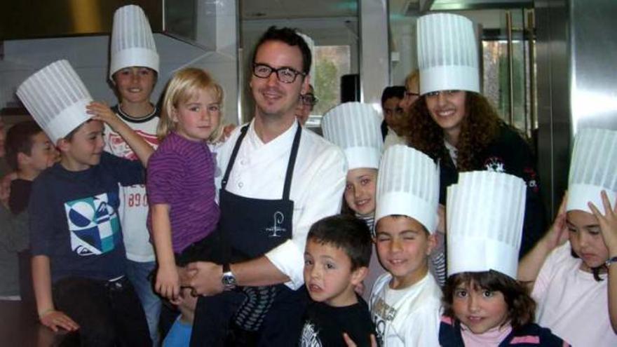 Los niños disfrutaron de la cocina de Paco Morales.