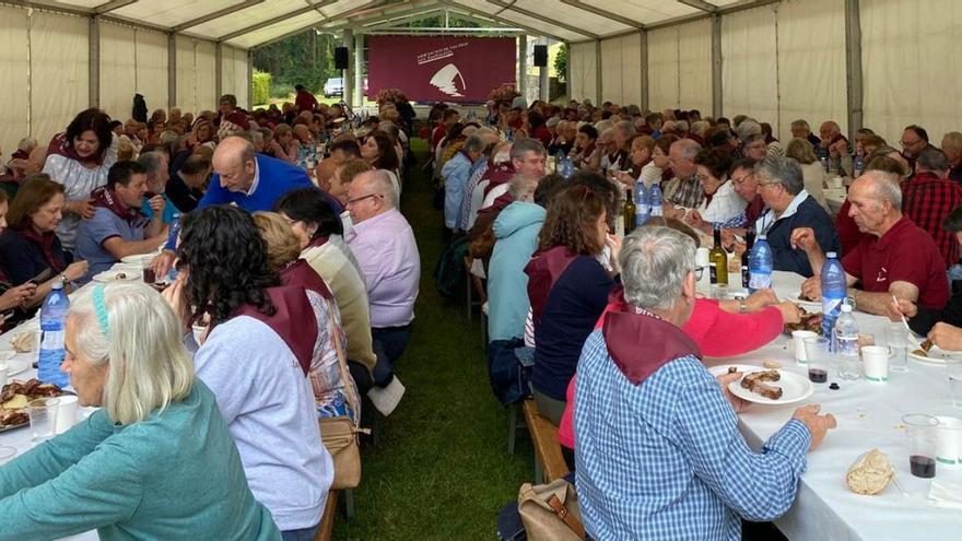 Comida y baile en la reunión de San Pantaleones de Paderne