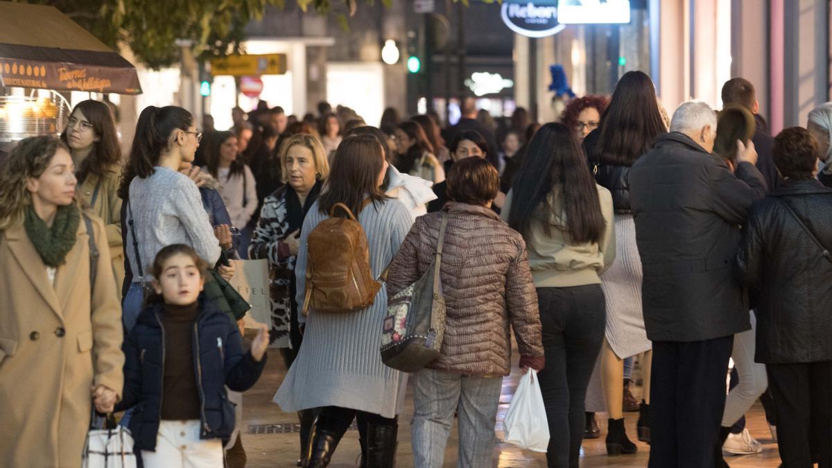 Ciudadanos con bolsas de compras navideñas el pasado diciembre.