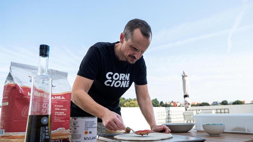 ¿Una pizza perfecta? El vigués Edu Lavandeira recomienda fermentar la masa tres horas, usar piedra de horno y tijeras