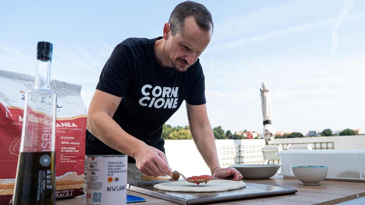 Edu Lavandeira prepara una pizza. Acaba de publicar el libro «Planeta pizza».