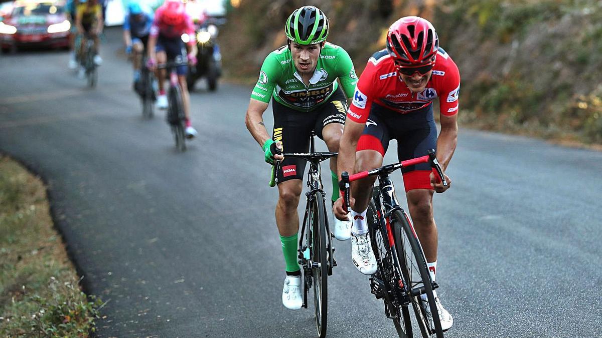 Roglic y Carapaz, en pleno duelo en la ascensión final. | EFE/KIKO HUESCA