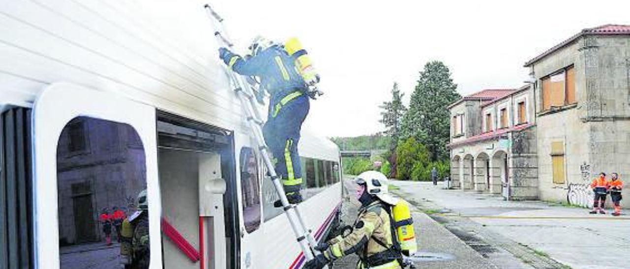 Los bomberos sofocaron las llamas en el convoy  y entrada del tren en Botos.    | // BERNABÉ/LALIN.NET