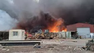 El voraz incendio en un vertedero de Lanzarote obliga a activar "todos los medios de extinción"