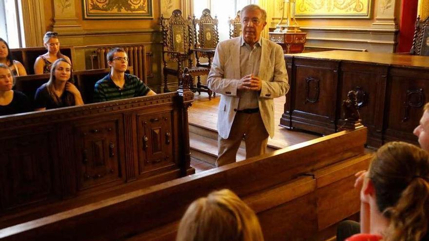 El historiador Miguel Ángel Mateos, durante la última recepción de extranjeros al antiguo palacio provincial.