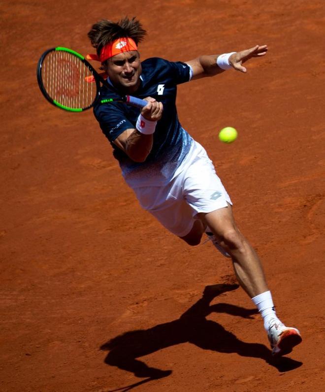 El tenista español David Ferrer durante el partido de segunda ronda del Open Barcelona Banc Sabadell que ha disputado hoy contra el francés Lucas Pouille.
