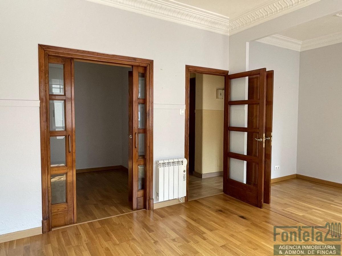 Piso reformado en Santa Lucía con 3 dormitorios, techos altos, cocina equipada y ascensor junto a Juan Flórez.