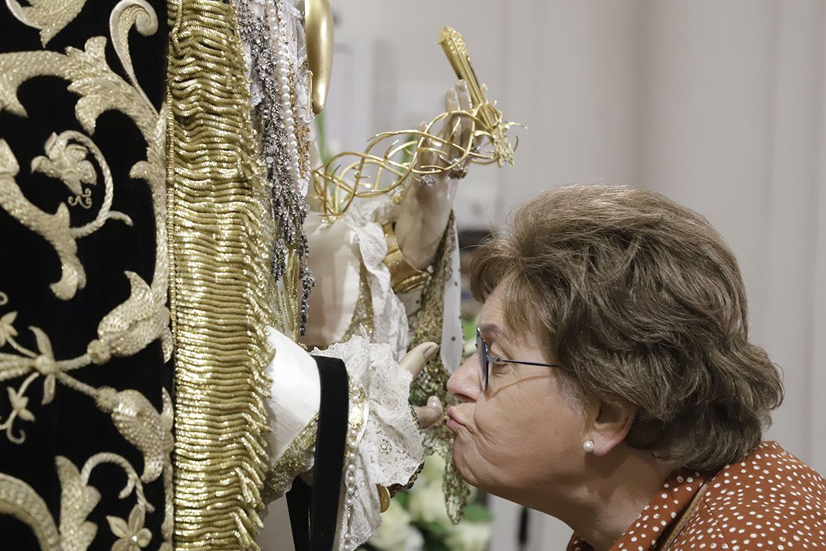 El besamanos extraordinario a la Virgen de los Dolores, en imágenes