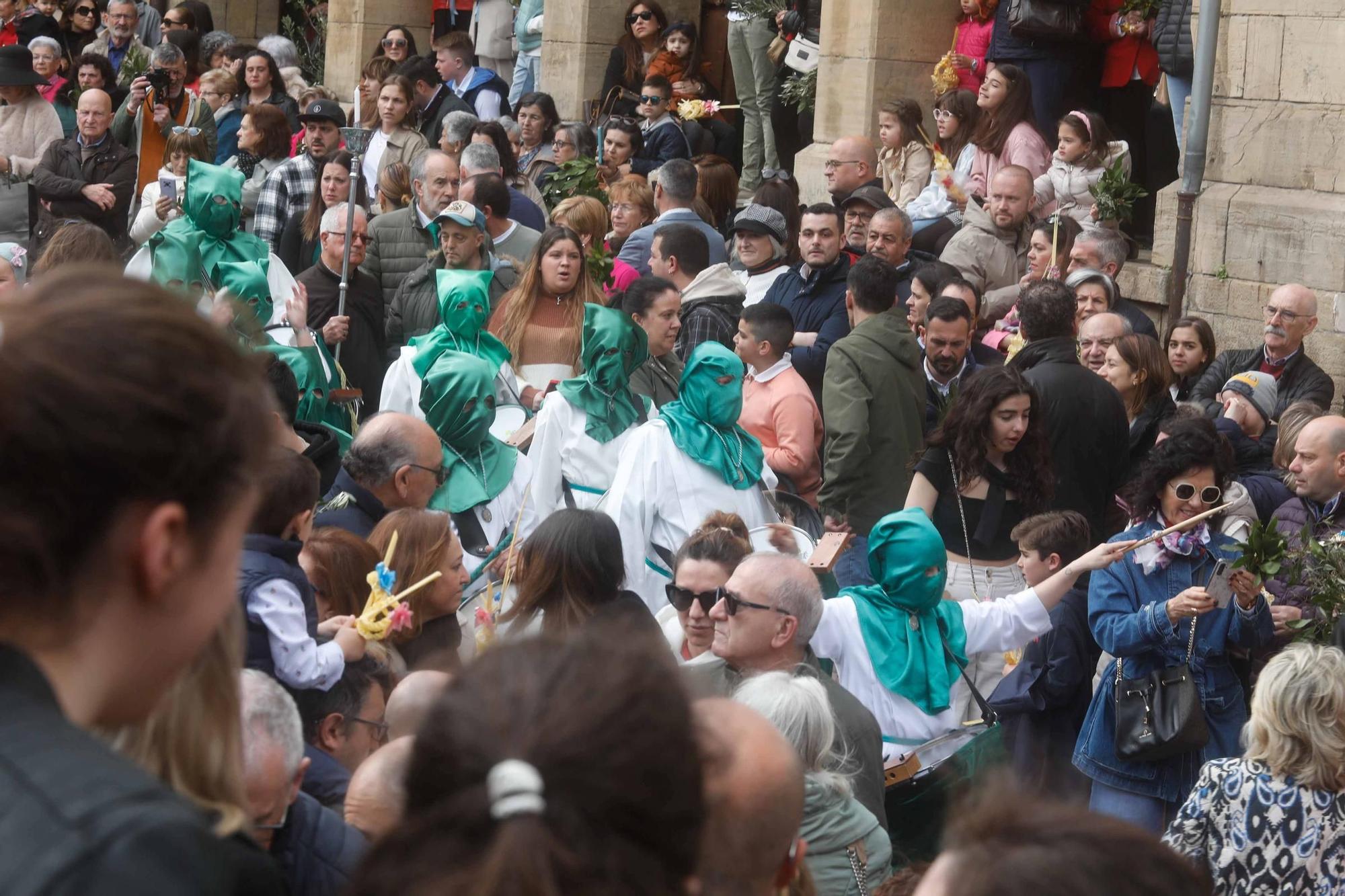 Multitudinaria bendición de ramos y procesión de La Borriquilla en Avilés