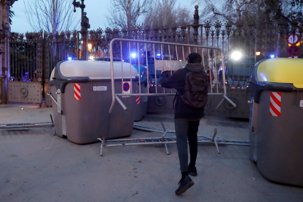 Protestes i tensió a l'exterior del Parlament de Catalunya