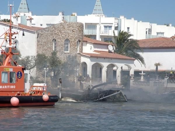 El foc crema tres embarcacions a Roses