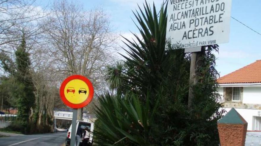 Pancarta que aún se mantiene al borde de la carretera de Meirás a Santa Cruz, en el núcleo de Os Tornos. / i.r.
