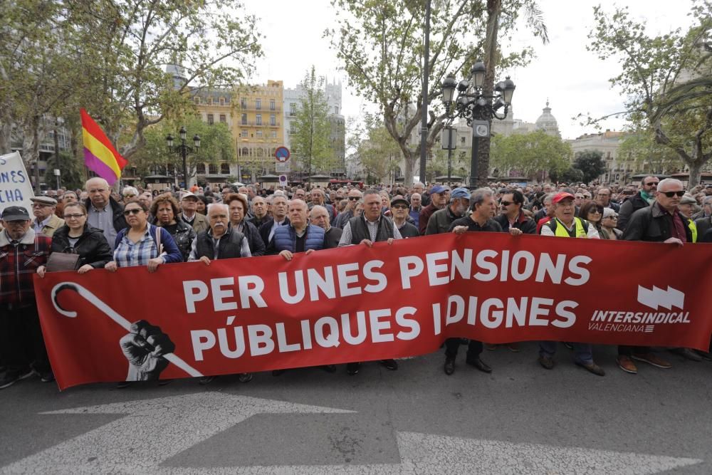 Protesta de pensionistas en la plaza del Ayuntamiento de València