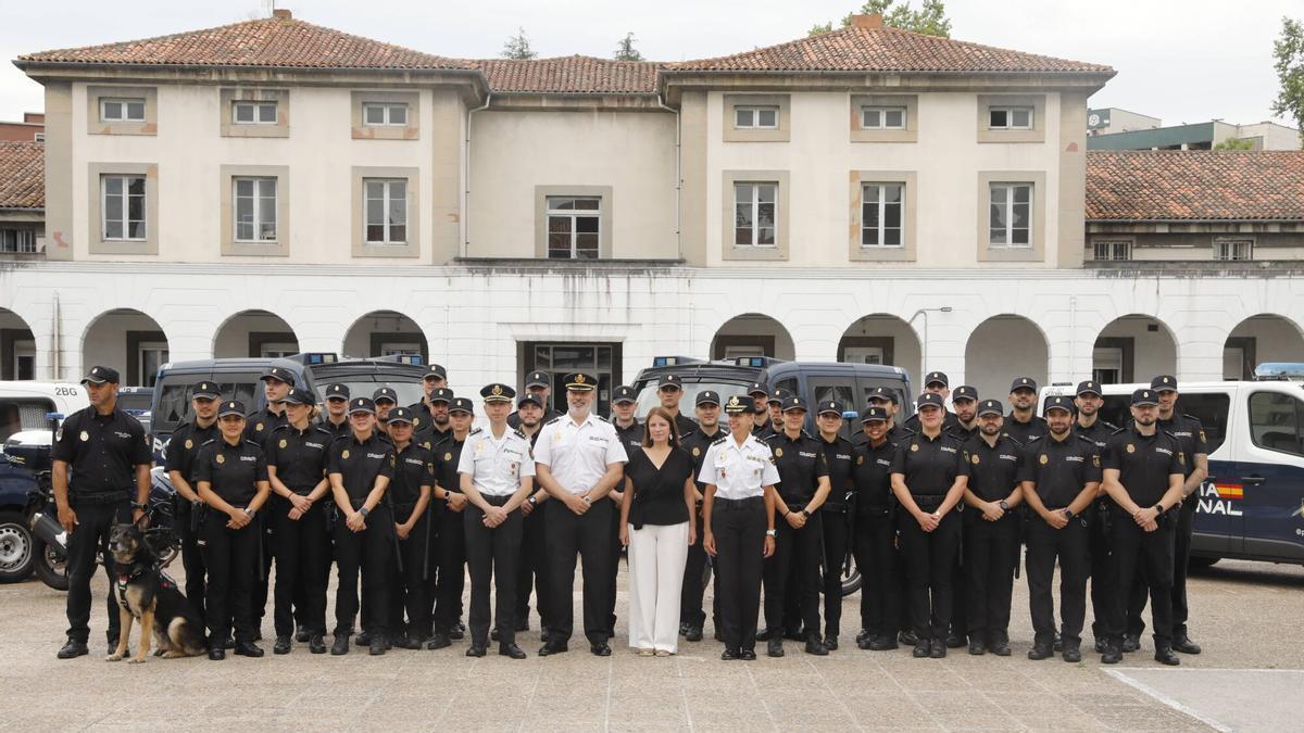 Foto de familia en el acto de presentación de los 31 policías en periodo de prácticas de la Jefatura Superior de Policía de Asturias. En las dependencias policiales de Buenavista