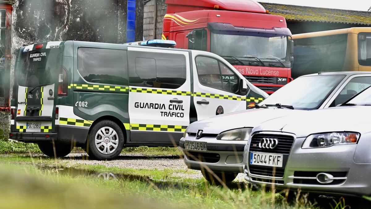 La Guardia Civil custodia en las cocheras de Monbús en Lourizán el autobús accidentado.