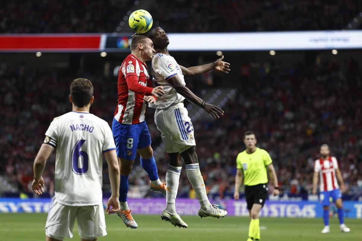 MADRID, 08/05/2022.- El delantero francés del Atlético de Madrid, Antoine Griezmann (2i), disputa el balón ante el centrocampista francés del Real Madrid, Eduardo Camavinga, durante el encuentro correspondiente a la jornada 35 que disputan hoy Domingo en el estadio Wanda Metropolitano, en Madrid. EFE / Rodrigo Jiménez.