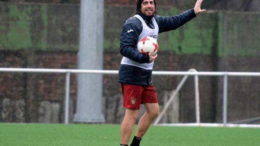 El técnico, en la sesión preparatoria de ayer en Mosteiro. // R.V.