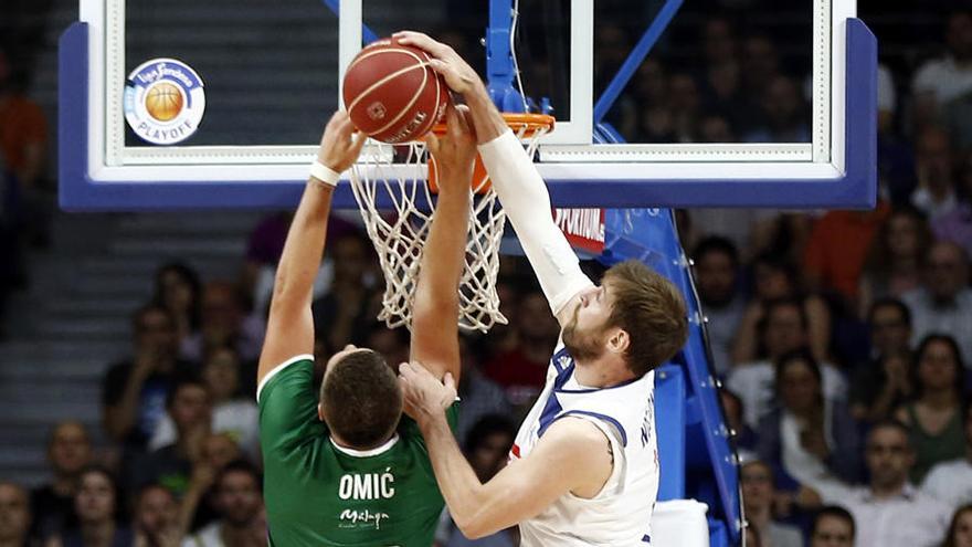 Nocioni tapona el mate de Omic con una mano mientras que con la otra hace falta al pívot del Unicaja, que no se señaló, en el primer partido de la serie.