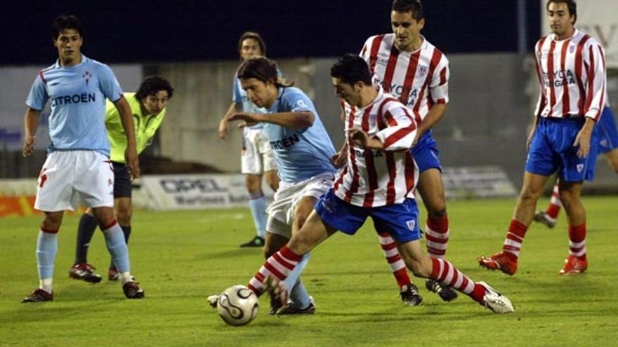 Placente, con Canobbio y Lequi, en una jugada de la final de la Copa Galicia disputada el año pasado ante el Lugo.