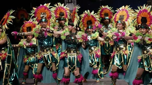 Las charangas de Gijón ensalzan su gran fiesta antroxera en la segunda gala del concurso.