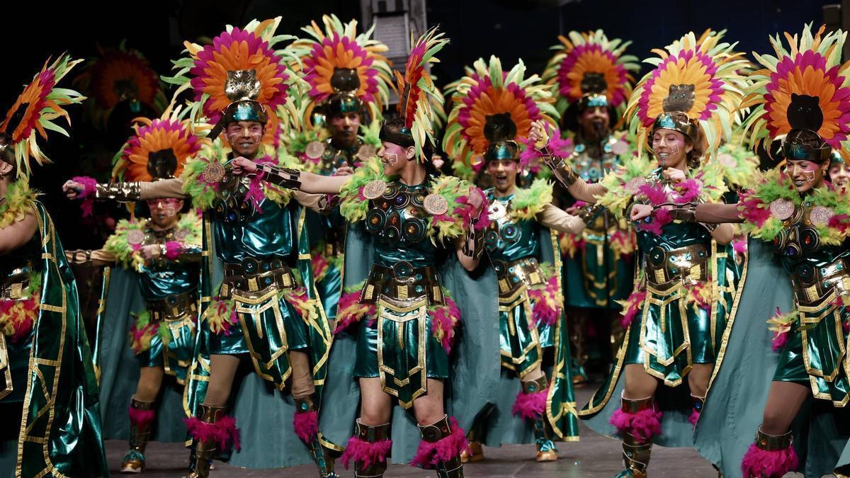 Las charangas de Gijón ensalzan su gran fiesta antroxera en la segunda gala del concurso.