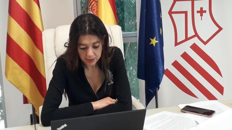 La consellera Carolina Pascual durante una reunión por videoconferencia con las rectoras y rectores de las universidades públicas valencianas