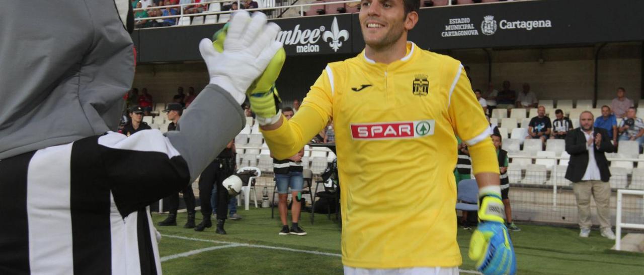 Pau Torres saluda a la mascota del FC Cartagena en su periplo como albinegro. | FELIPE GARCÍA