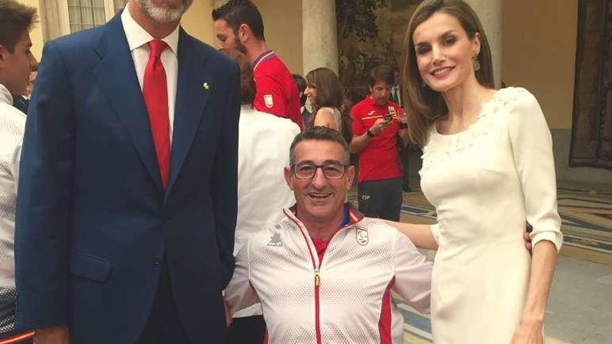 Chano, ayer con Felipe VI y Doña Letizia. // @axelchano