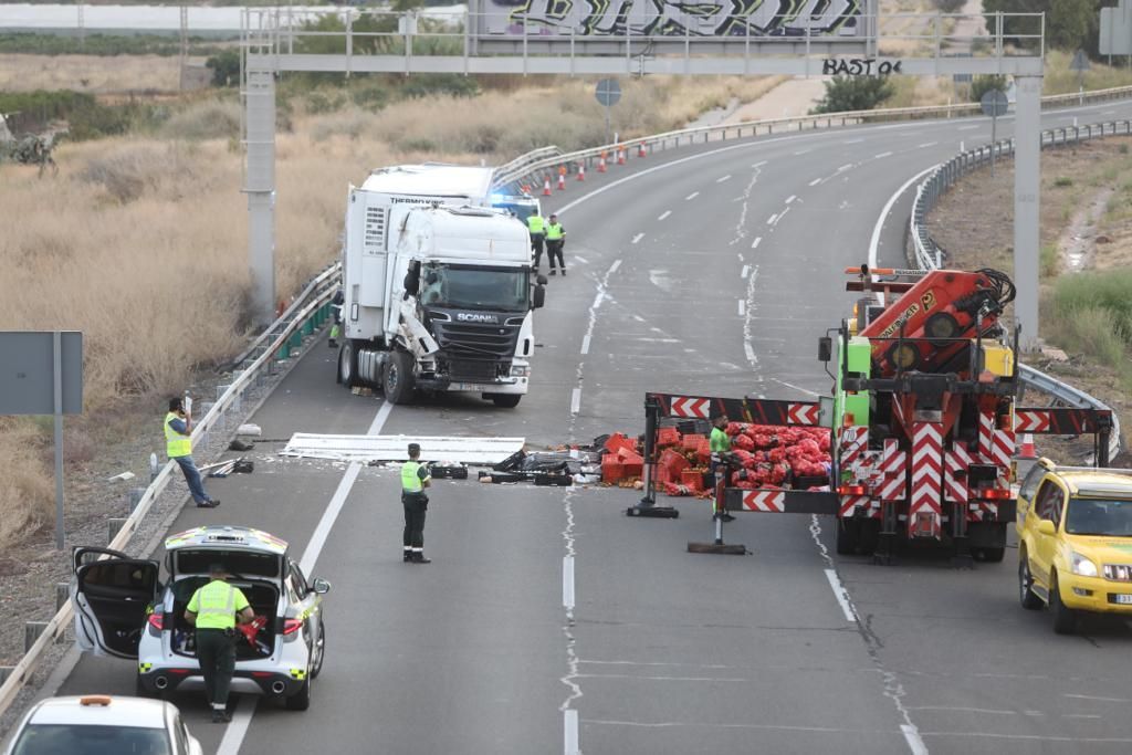 Vuelco de un camión en la AP-7