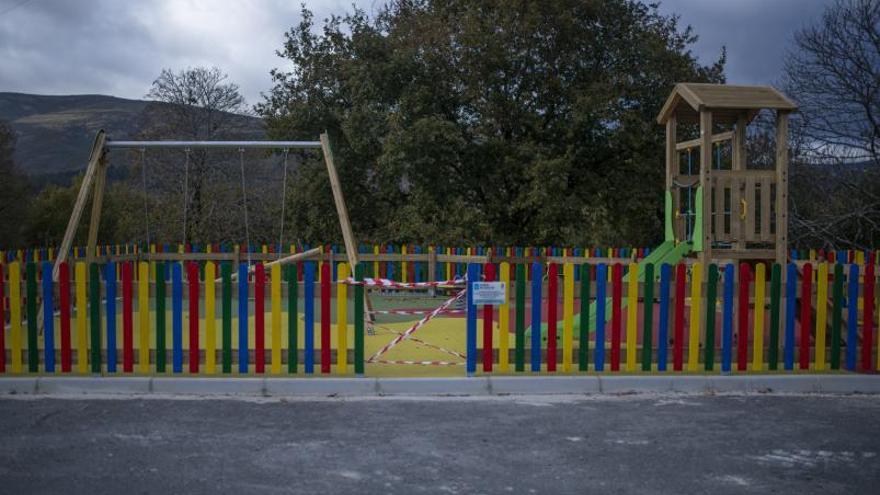 Un parque infantil en Lobeira, el municipio de Ourense con la edad media más elevada.