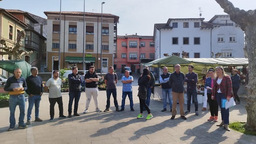 Vecinos, comerciantes y vendedores ambulantes reclaman la reunificación del mercado semanal de Posada de Llanes junto a la plaza Parres Piñera